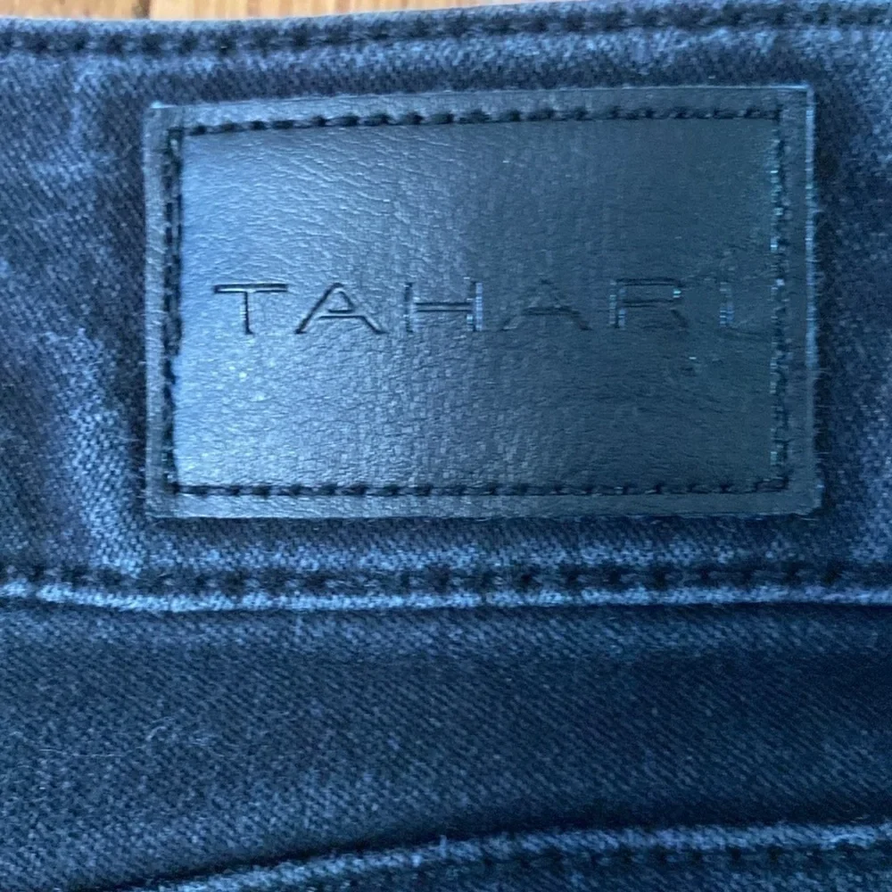 Tahari cropped skinny jeans size 4/27 black wash